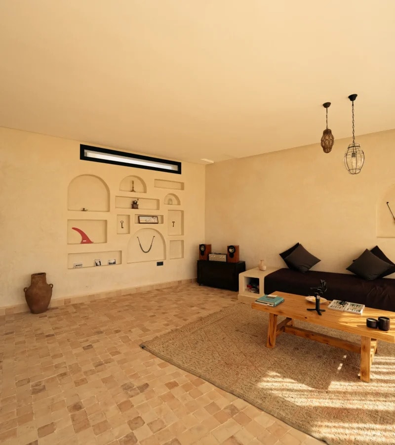 The lodge living room, with a surfboard fin set in one of the plastered wall niches