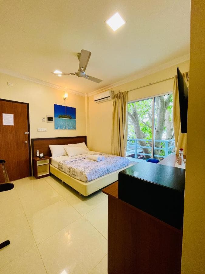 Queen room with private balcony over the trees