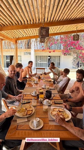 Surf guests sharing breakfast around the table at El Hueco Villas