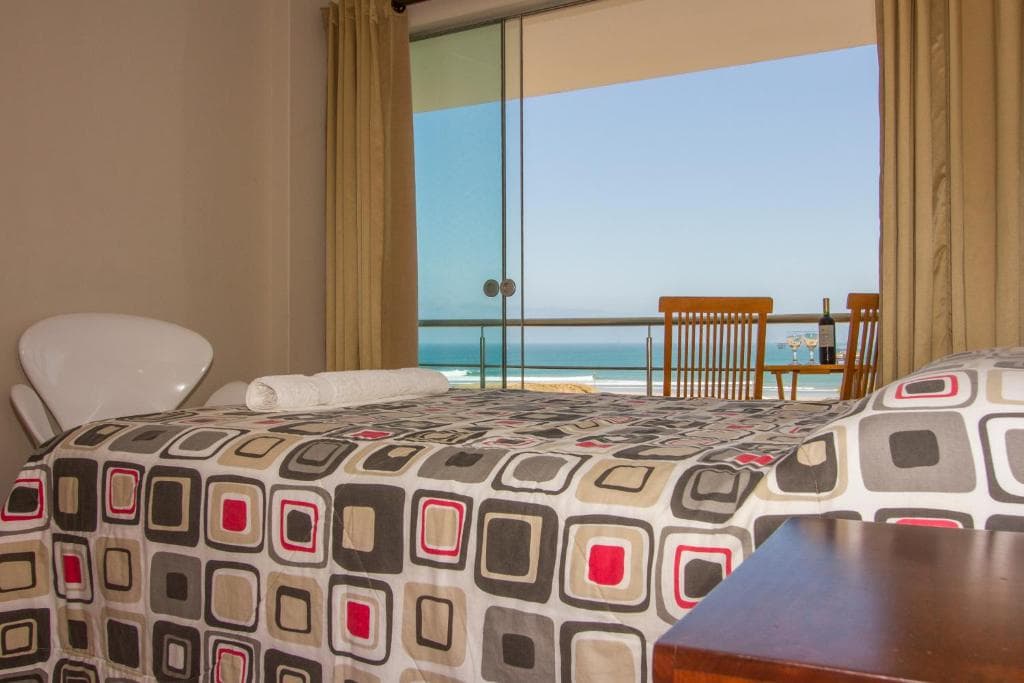 Bed and ocean-facing glass in an El Hueco villa